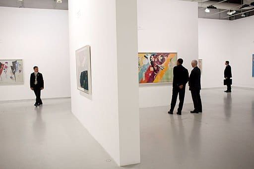El presidente Barack Obama recorre el museo de arte moderno del Centro Pompidou con su familia el 6 de junio de 2009.
