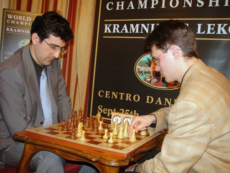   Vladimir Kramnik vencería a Peter Leko para recuperar el título de la PCA en 2004.