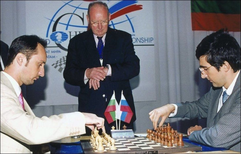   Topalov y Kramnik se enfrentaron en el Campeonato de 2006. El partido se vio empañado por denuncias de trampas y acusaciones de juego sucio, y provocó una amargura duradera entre los dos jugadores.