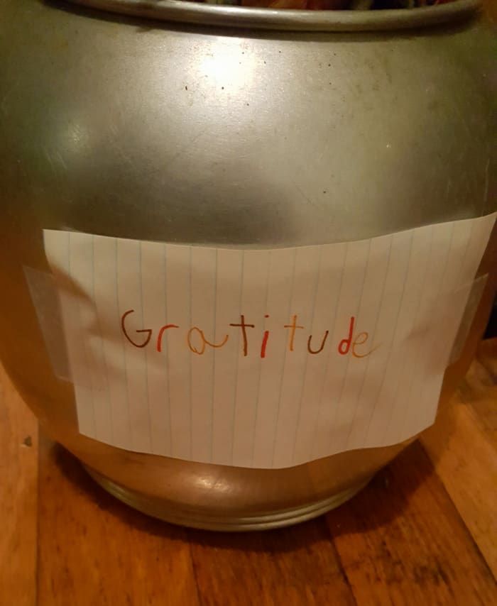 Collez votre étiquette Gratitude sur votre contenant.