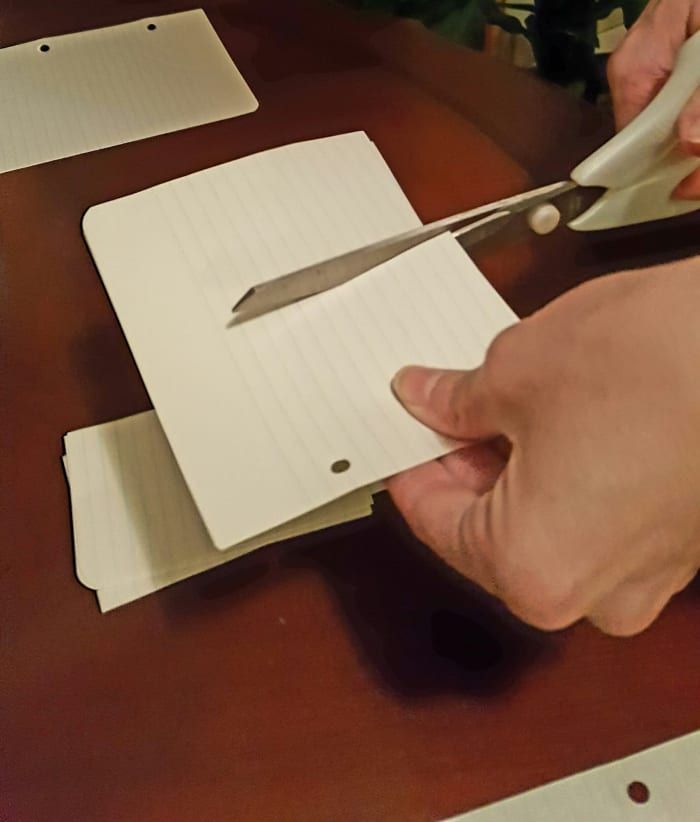 Continuez à couper le papier en deux pour faire des carrés de taille petite à moyenne. Ceux-ci seront utilisés pour écrire quotidiennement
