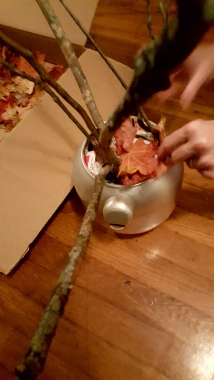 Disposez les feuilles autour des branches pour couvrir le papier.