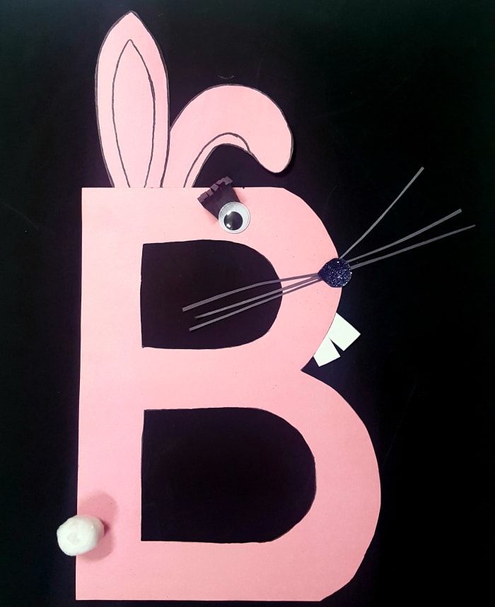 'B' ir paredzēts zaķim (alfabēta papīra amatniecība bērniem)