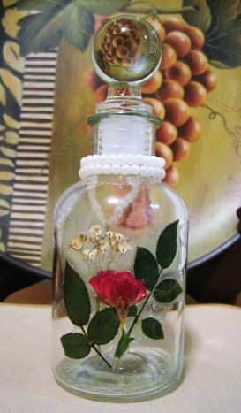 Eine Flasche mit gepressten Rosen