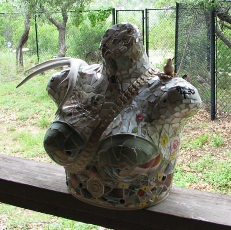 Artemisa, diosa guerrera, terminada en mayo de 2013. Piezas de tetera japonesa y platos de porcelana, cornamenta de ciervo, piedras semipreciosas y joyería vintage
