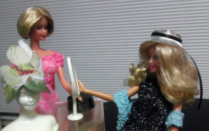 Barbie aime les bons chapeaux, alors pourquoi ne pas en faire une garde-robe complète?