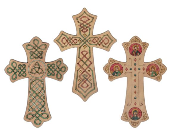Las cruces con diseños coloridos son un bonito regalo.