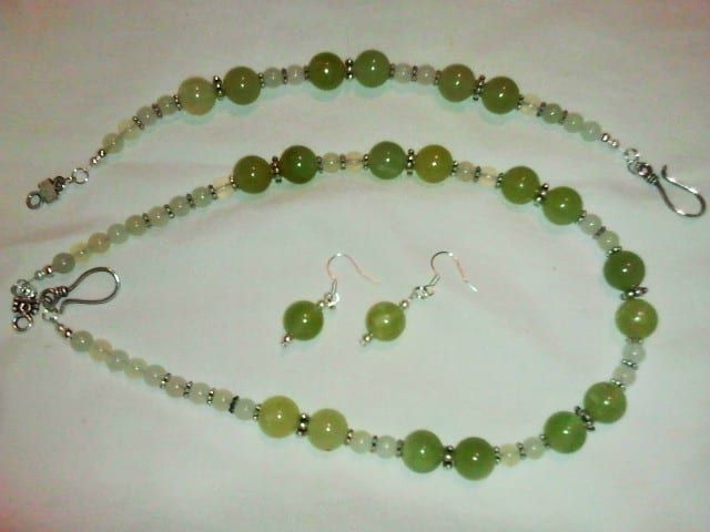 Eine hübsche grüne und gelbe Jade-Halskette, Ohrringe und ein Armband-Set, die ich mit diesen kleinen Perlen gemacht habe, über die ich vorher gesprochen habe. In der folgenden Tabelle erfahren Sie, wie hoch meine Grundkosten für dieses Set sind.