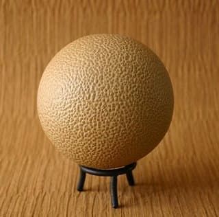 Тази топка от кал, изсушена с външна текстура.