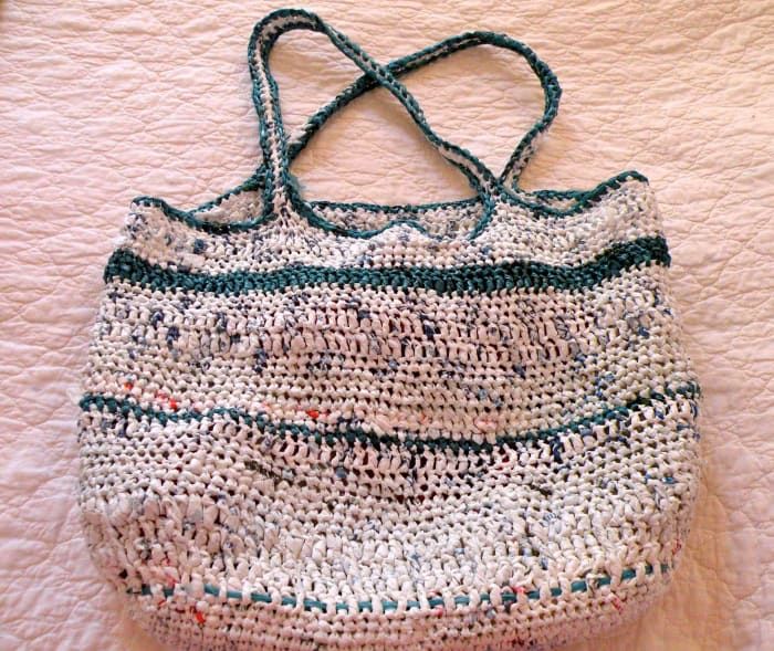 Bolsa de playa de bolsas plásticas de supermercado tejidas a ganchillo por Stephanie Henkel. ¡Este fue mi segundo proyecto!