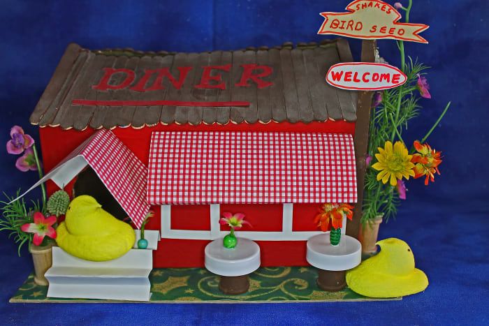 Peeps Diner: utilizamos carretes, cuentas, tapas de botellas y pequeñas flores de seda para los accesorios del diorama.