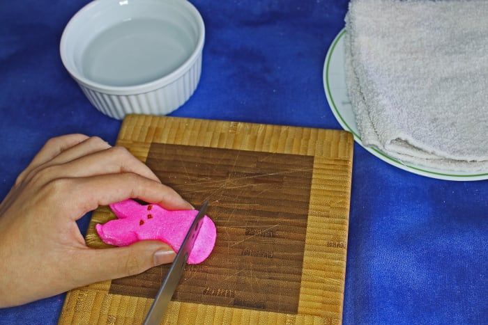Corta la base de Peep con un cuchillo afilado mojado en agua.