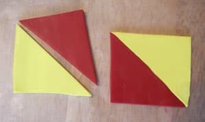 Corta las láminas de arcilla polimérica en cuadrados y luego triángulos para la mezcla Skinner modificada.