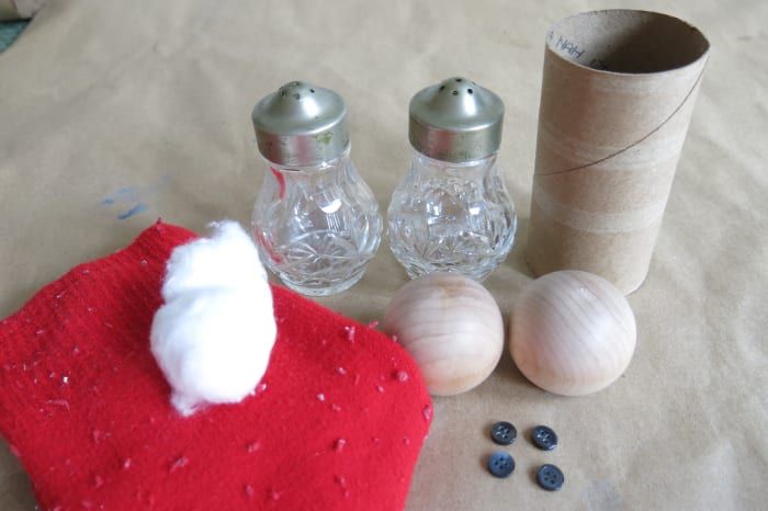 Materialien zur Herstellung einer Schneemann- und Weihnachtsmannfigur aus recycelten Salz- und Pfefferstreuern