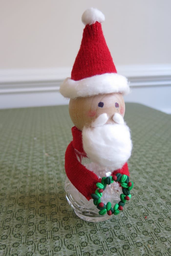 Wie man eine Weihnachtsmannfigur aus einem recycelten Salz- oder Pfefferstreuer macht