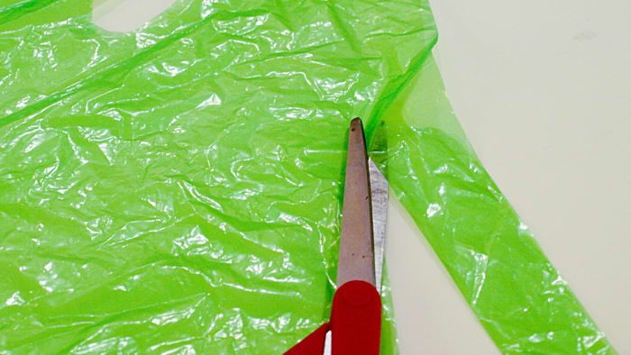 Cortar tiras de bolsas de plástico es fácil.