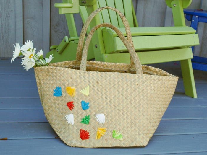 Bolsa de paja adornada con flores hechas con bolsas de plástico recicladas: ¡un lindo look retro para una nueva bolsa!