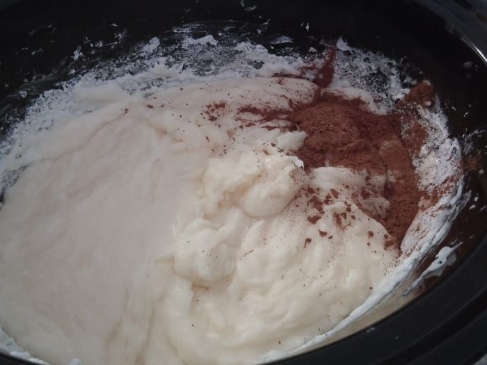 Agrega la cucharada de cacao en polvo solo en una zona de la base, dejando una buena parte sin colorear. Revuelva solo en el área general donde agregó el cacao.