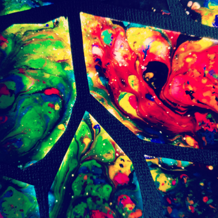Vitražno okno: umetniški projekt z barvicami in voščenim papirjem
