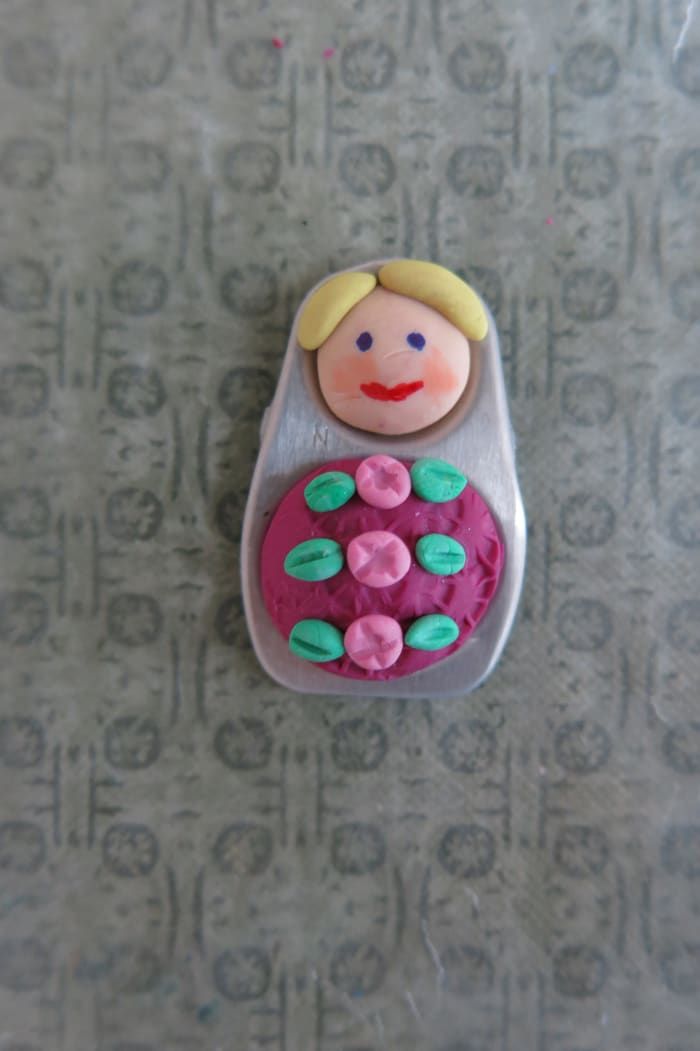 Faire des boutons de rose en pâte polymère pour décorer votre poupée