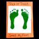 Fügen Sie einem weißen Blatt Papier mit dem Titel Trick or Treat, Smell My Feet grüne Fußabdrücke hinzu.
