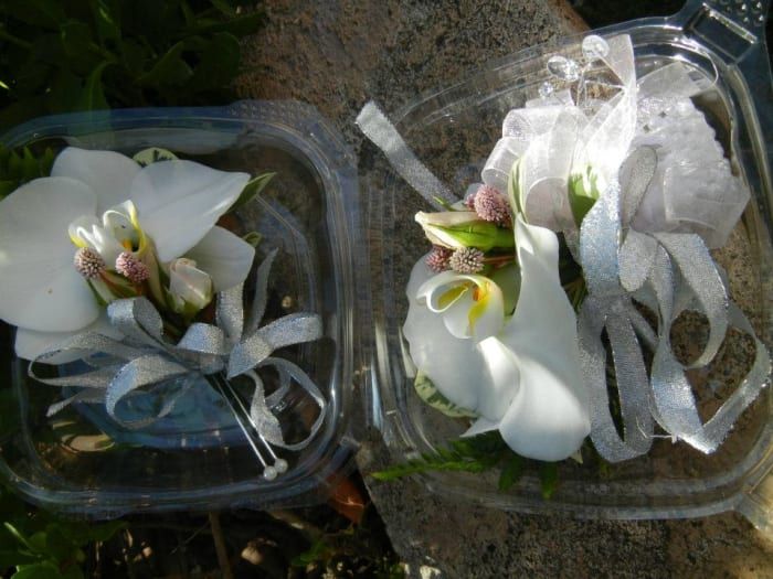 Ramillete de orquídeas y boutonniere a juego, esperando ser presumidos.