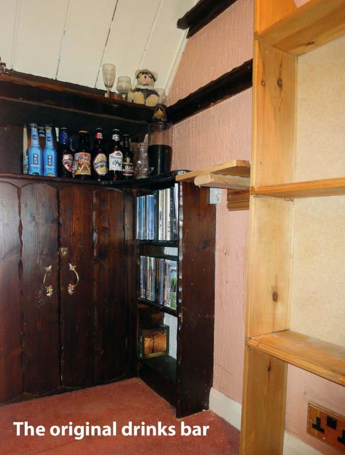 Original barra de bebidas escondida en la esquina de la alcoba debajo de las escaleras (en la parte trasera de la sala de estar), como lo fue hace unos años; antes de construir la estantería de DVD actual a la derecha.
