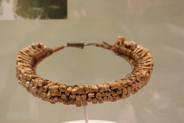 Collar de dientes humanos (vuasagale) que se muestra en el Museo Nacional (o Museo Gajah) en Yakarta, Indonesia