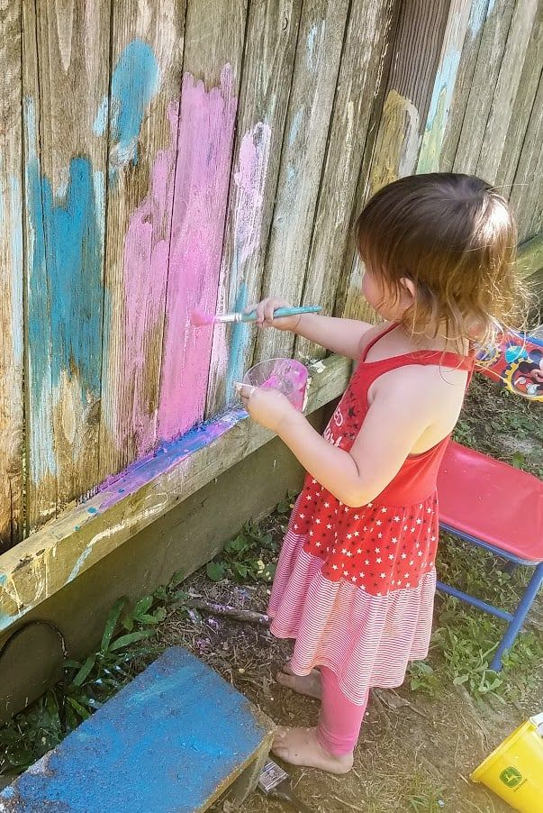 Meine dreijährige Tochter hat unseren Zaun mit Kreidefarbe gestrichen.