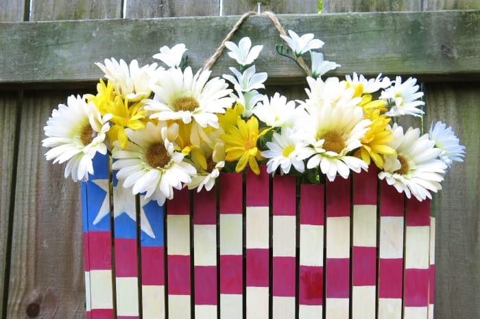 diy-craft-tutorial-4-of-july-patriotic-flag-door-or-wall-decoration