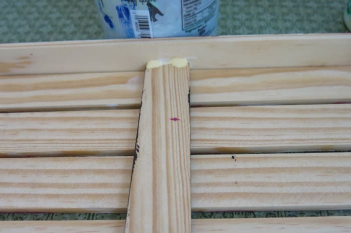 Use pegamento para madera o clavo líquido para unir las piezas laterales para un aspecto acabado a su letrero de bandera