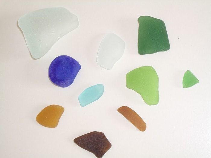 El vidrio marino es naturalmente volteado y pulido con el tiempo por el mar y se puede encontrar en una variedad de colores.
