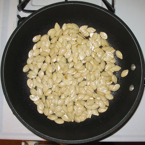 Kürbis und andere Samen können verwendet werden, um Perlen für Schmuck herzustellen.
