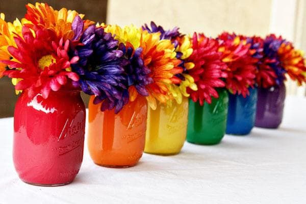 Les bocaux Mason peuvent être peints ou vous pouvez trouver des bocaux Mason multicolores prêts à commander si vous êtes pressé par le temps!