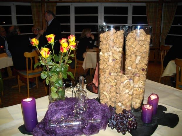 Centres de table avec des roses, des bougies et des bouchons de vin créatifs!