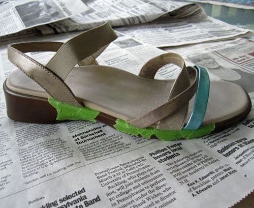 Foto de una sandalia de cuero parcialmente pegada con cinta antes de pintar
