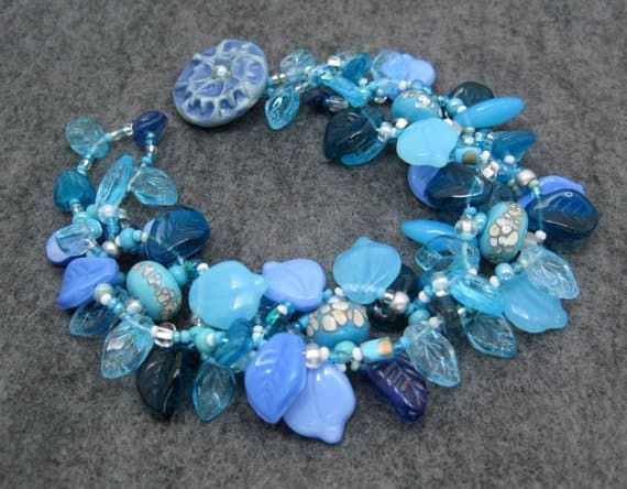 Obwohl ich nicht viele Perlen herstelle, verwende ich gerne handgefertigte Perlen in meinen Kreationen. Die runden, blau gefleckten Perlen stammen von Jen von Blueseraphim auf Etsy.