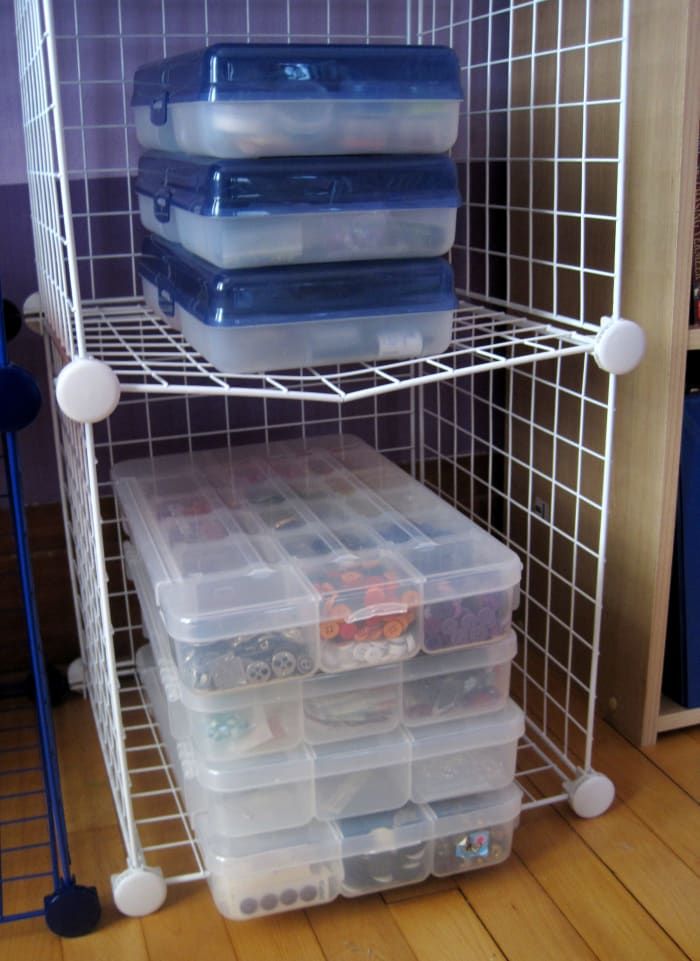 Съхранявам всичките си мъниста, копчета и находки в пластмасови органайзери или пластмасови контейнери.