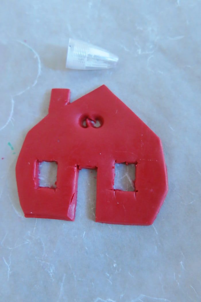 DIY-craft-tutorial-make-your-own-polymer-māla-piparkūkas-māja-Ziemassvētku eglīšu rotājums
