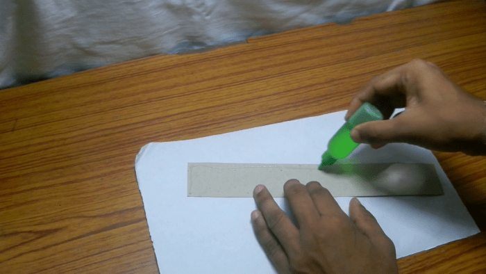 Collez un papier blanc fin sur le papier épais pour le rendre adapté à la conception de la maison.