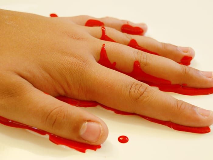 Drücken Sie Ihre blutige Hand in die einfachen Kleberbasen mit einer Dicke von etwa 20 cm.