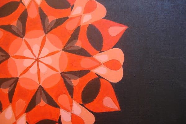 Chevauchez une peinture de type mandala faite avec une grande forme de pétale et une petite forme de pétale.