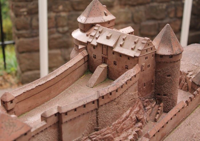 Eine mittelalterliche Miniaturburg.