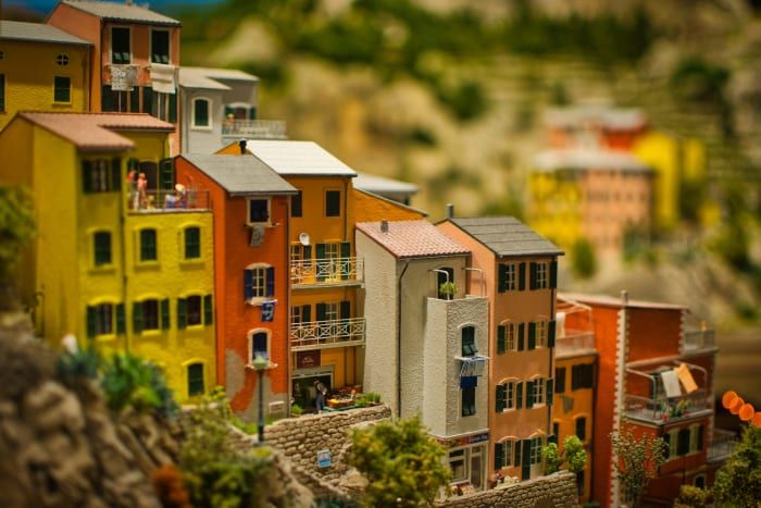 Una vista de modelo en miniatura de casas mediterráneas.