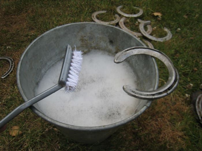 Čiščenje: Čevelj očistite s čopičem, da odstranite ohlapne koščke umazanije