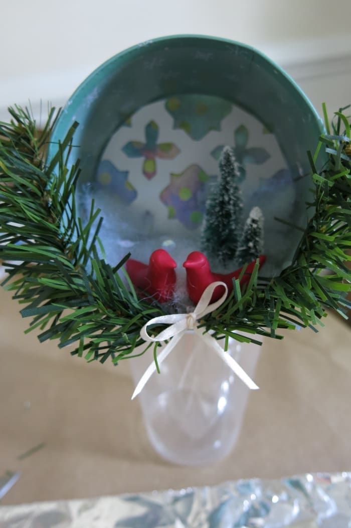 DIY-Urlaub-Handwerk-wie-man-ein-Weihnachten-Blumenarrangement-und-Baum-Ornament-aus-einer-Geschenkbox machen