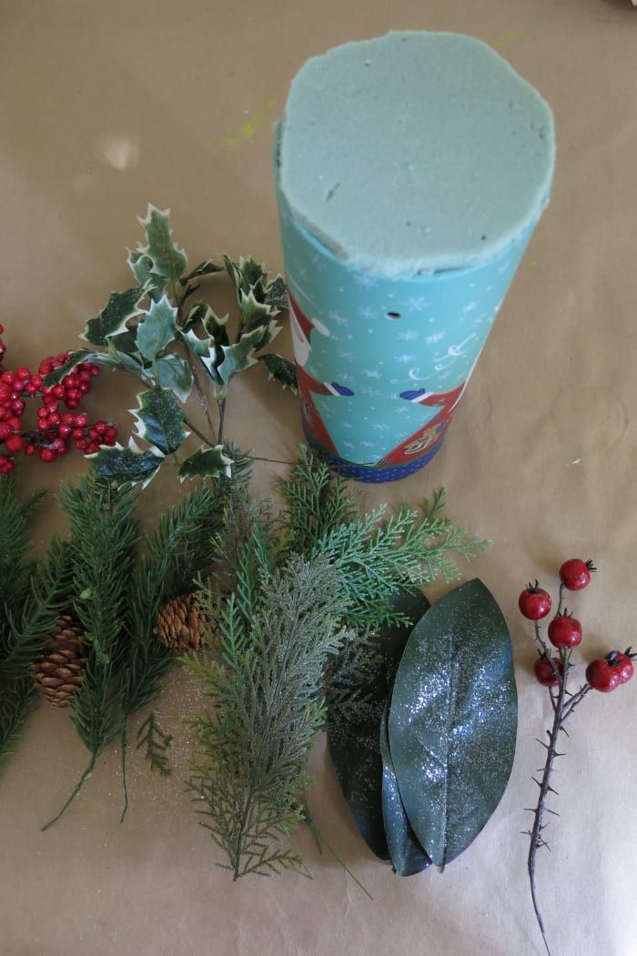 Bereiten Sie Ihre Materialien für ein Weihnachtsblumenarrangement vor.