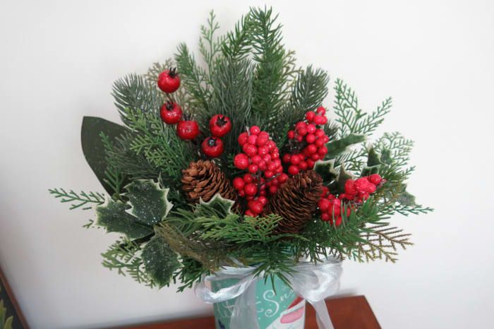DIY-Urlaub-Handwerk-wie-man-ein-Weihnachten-Blumenarrangement-und-Baum-Ornament-aus-einer-Geschenkbox machen