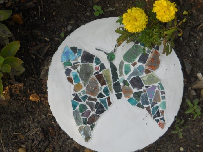 Fertiges Mosaik-Sprungbrett bereit für den Garten