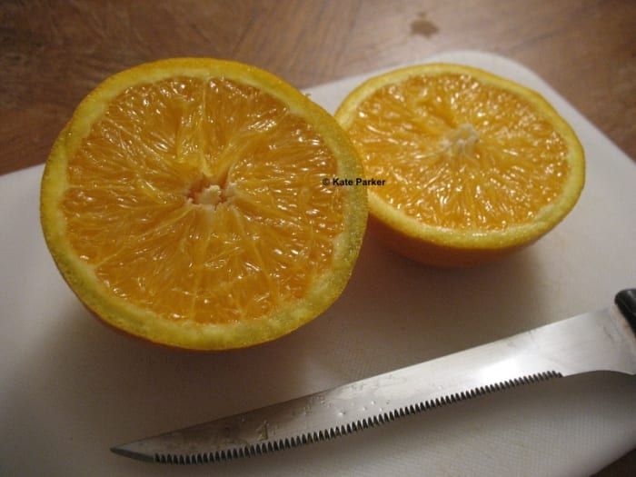 Schneiden Sie die Orange (Zitrusfrüchte) in zwei Hälften